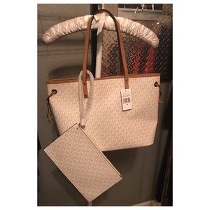 🆕 Michael Kors bag with wristlet